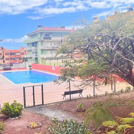 Terraza Del Sol Con Piscina En Apartamento