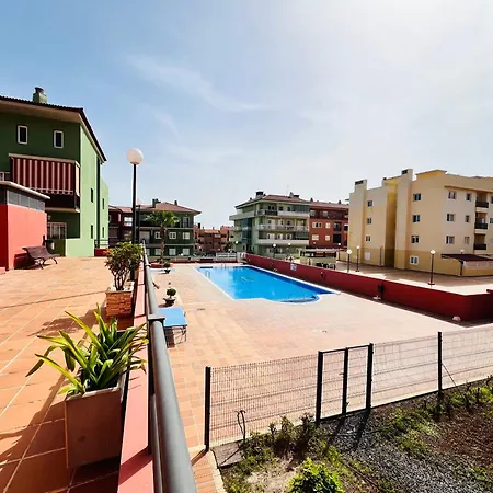 Terraza Del Sol Con Piscina En *