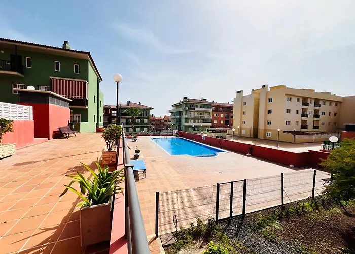 Terraza Del Sol Con Piscina En *