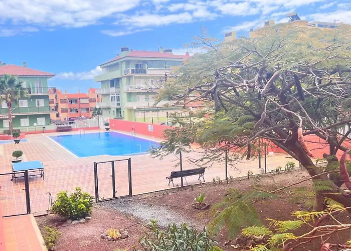 Terraza Del Sol Con Piscina En Apartamento