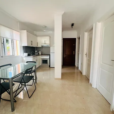 Terraza Del Sol Con Piscina En *