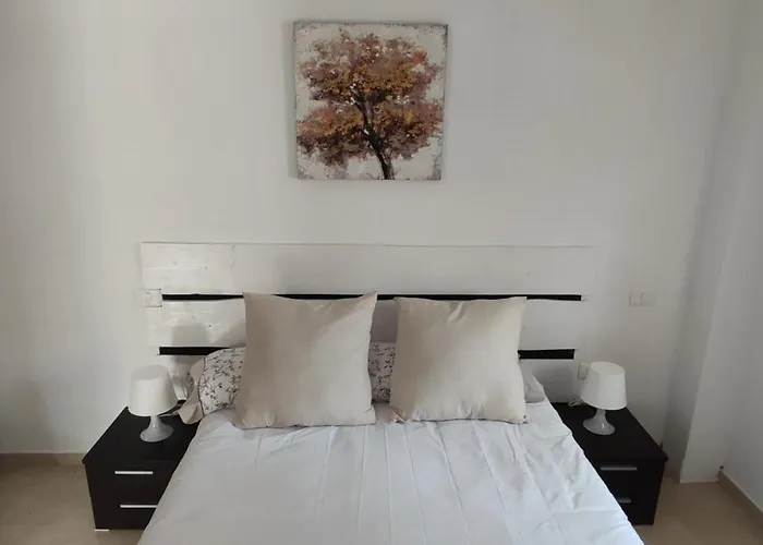 Terraza Del Sol Con Piscina En *